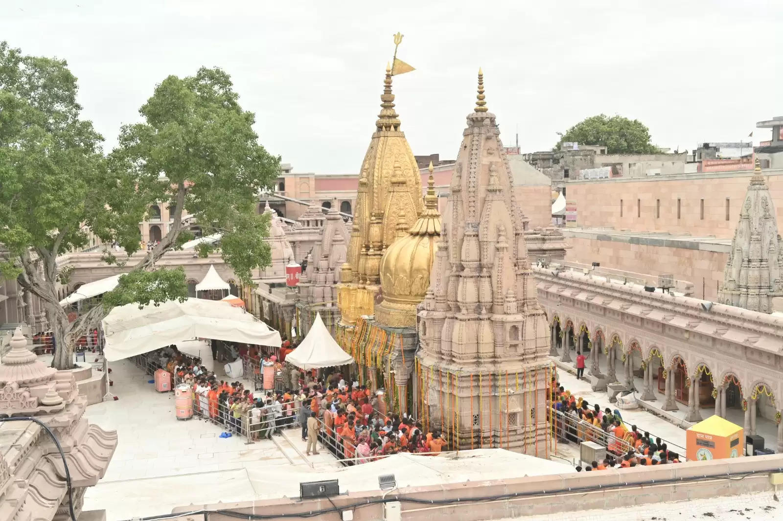 श्रावण मास के चौथे सोमवार पर बाबा विश्वनाथ का रूद्राक्ष श्रृंगार,दर्शन के लिए कतारबद्ध शिवभक्त