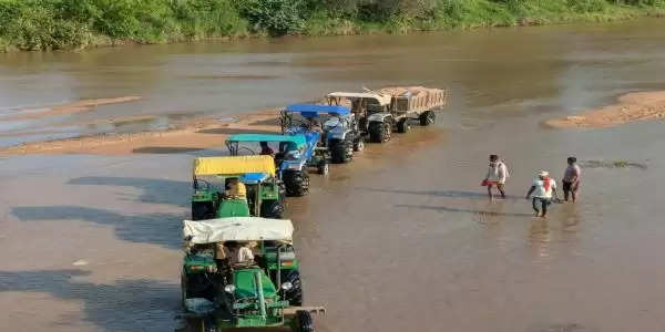 सीतानदी में पानी के भीतर से रेत का अवैध उत्खनन