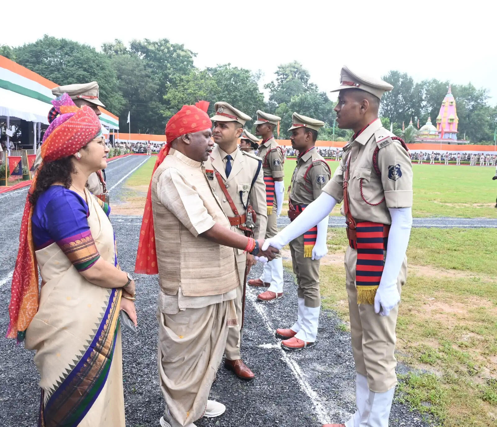 परेड और सांस्कृतिक प्रस्तुतियों ने बांधा समां, देशभक्ति के रंग में रंगा समारोह