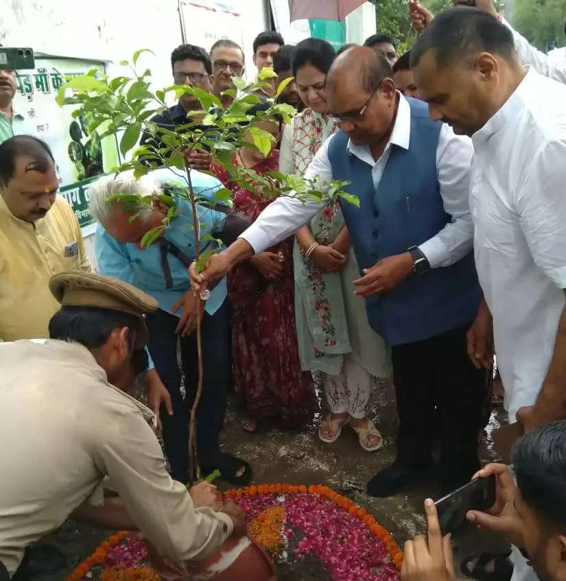 जनप्रतिनिधियों ने 'एक पेड़ मां के नाम' लगाकर प्राकृतिक संरक्षण का संदेश दिया