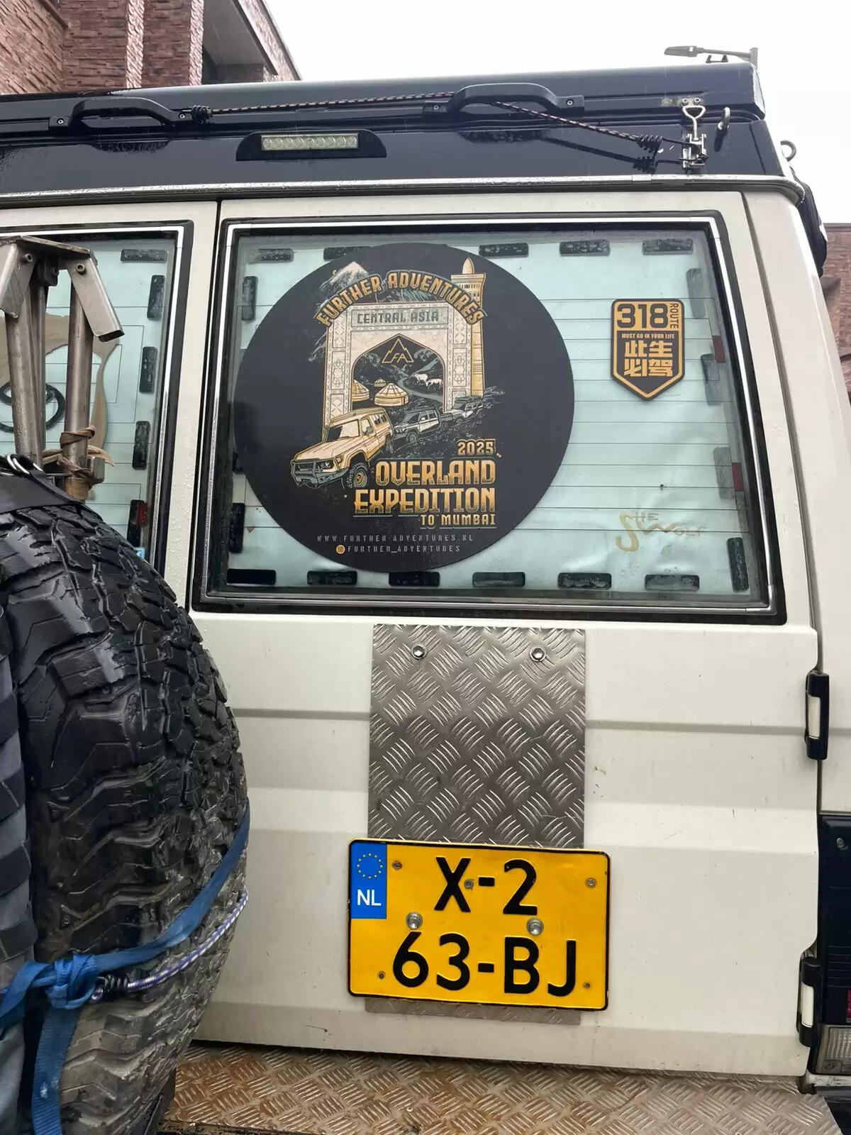 अपनी कारों से 17 देश की यात्रा कर नीदरलैंड पर्यटक पहुंचे मप्र के चंदेरी