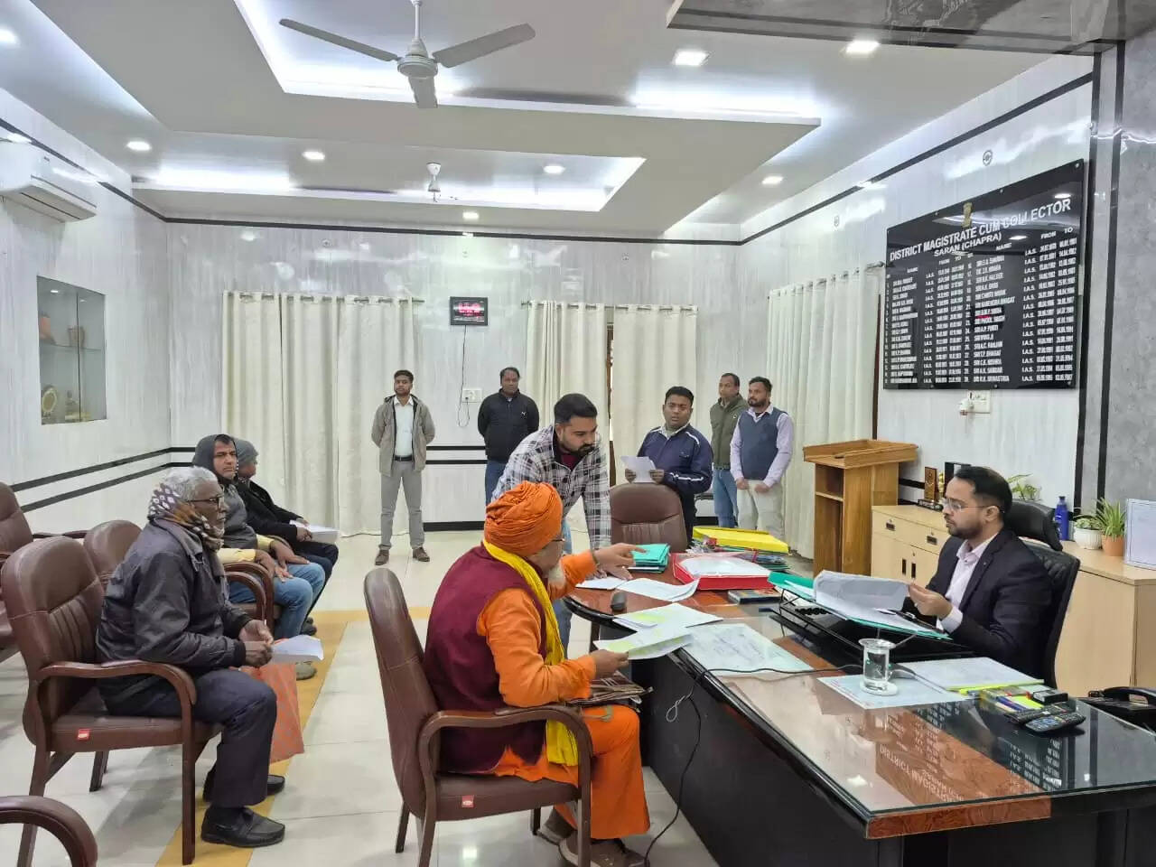 जिला पदाधिकारी ने लोक शिकायत के 13 मामलों की सुनवाई कर किया समाधान