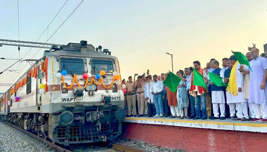 अंब अंदौरा से कोलकाता तक दौड़ी गुरुमुखी सुपरफास्ट एक्सप्रेस, सांसद अनुराग ठाकुर ने दिखाई हरी झंडी