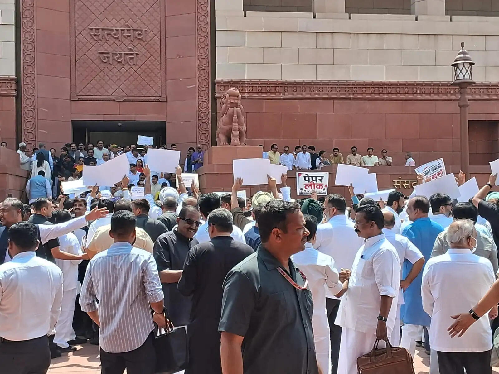 नीट पेपर लीक पर गतिरोध खत्म करने की कोशिश, सरकार बुला सकती है सर्वदलीय फ्लोर लीडर्स की बैठक