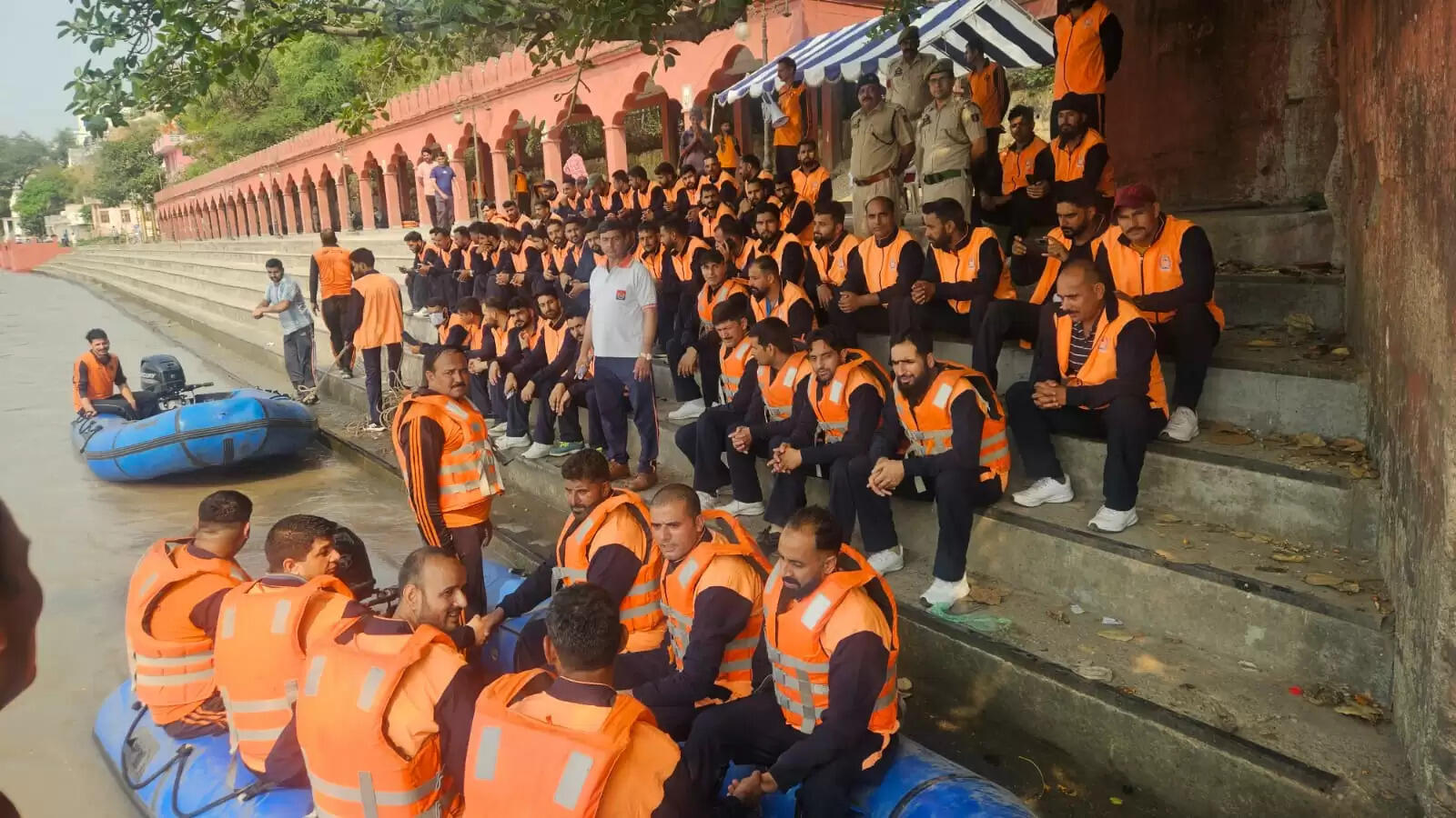 एसडीआरएफ द्वितीय बटालियन ने अखनूर में चिनाब नदी में जल बचाव अभ्यास किया