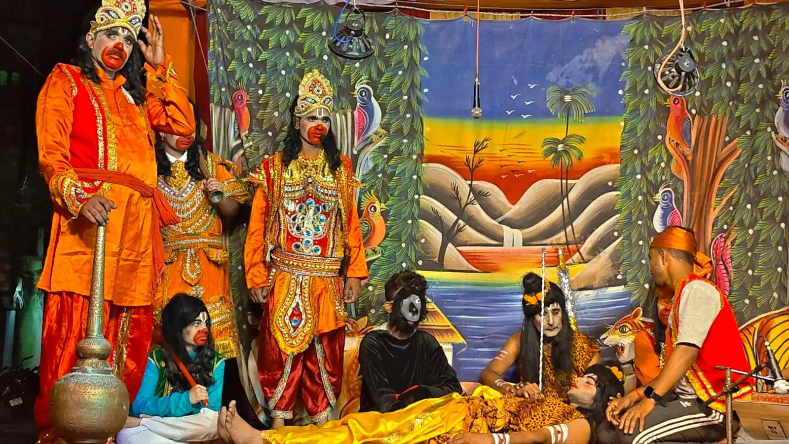 रामलीला में लक्ष्मण शक्ति का मंचन, संजीवनी लेकर पहुंचे हनुमान तो गूंजे जय श्रीराम के जयकारे