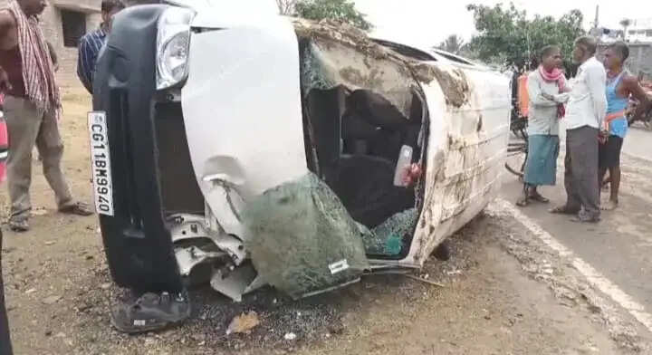 छत्तीसगढ़ के जांजगीर में स्कूली वैन पलटी, 10 बच्चे घायल