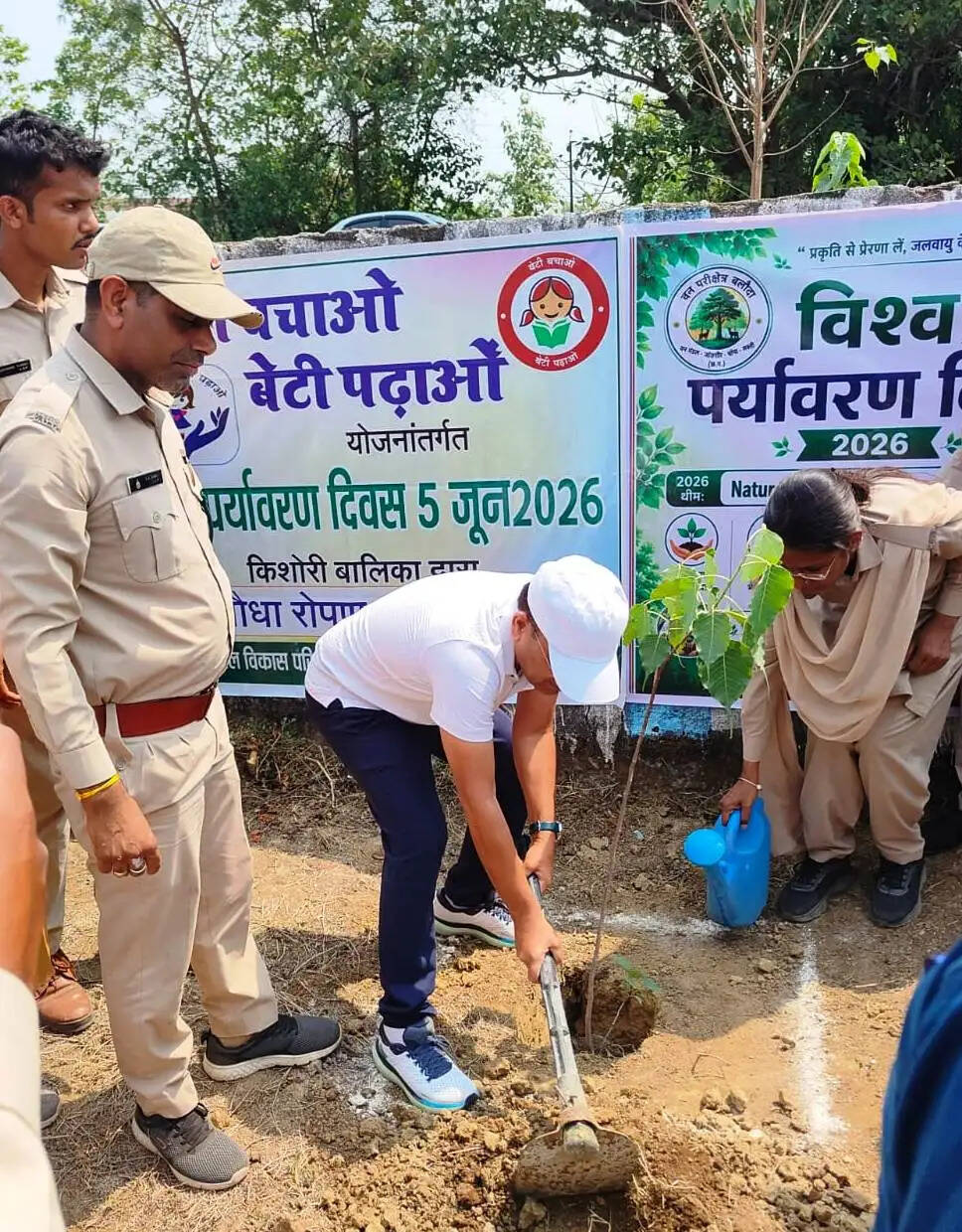 जांजगीर-चांपा कलेक्टर जन्मेजय महोबे सहित जनप्रतिनिधियों ने ग्राम झर्राडीह में किया वृक्षारोपण