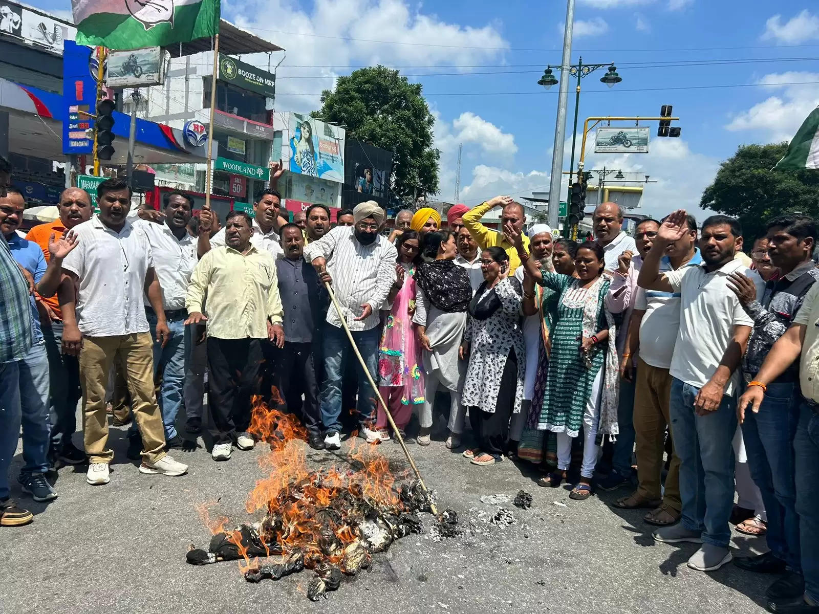 महिलाओं के खिलाफ बढ़ते अपराधों पर कांग्रेस का विरोध प्रदर्शन, भाजपा सरकार का पुतला फूंका