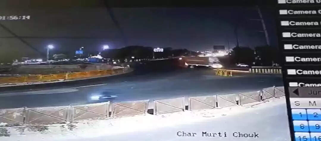 चार मूर्ति चौक पर युवक-युवती की मौत के बाद घटनास्थल पर पहुंच प्राधिकरण की टीम ने सुरक्षा इंतजामों का लिया जायजा