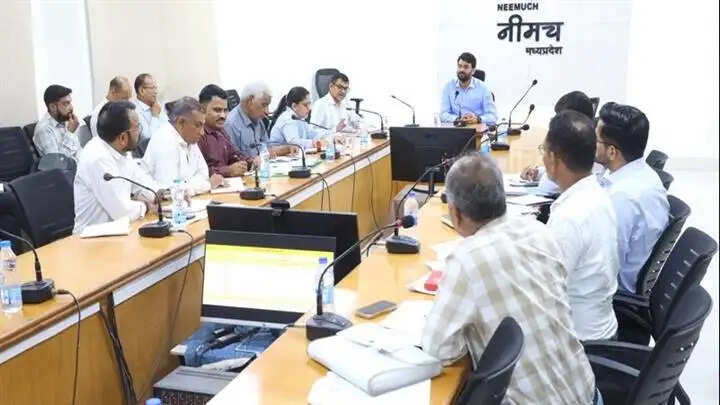 नीमचः कलेक्टर ने की नगरीय निकायों की समीक्षा, लापरवाही पर दो उपयंत्रियों के विरुद्ध कार्रवाई के निर्देश