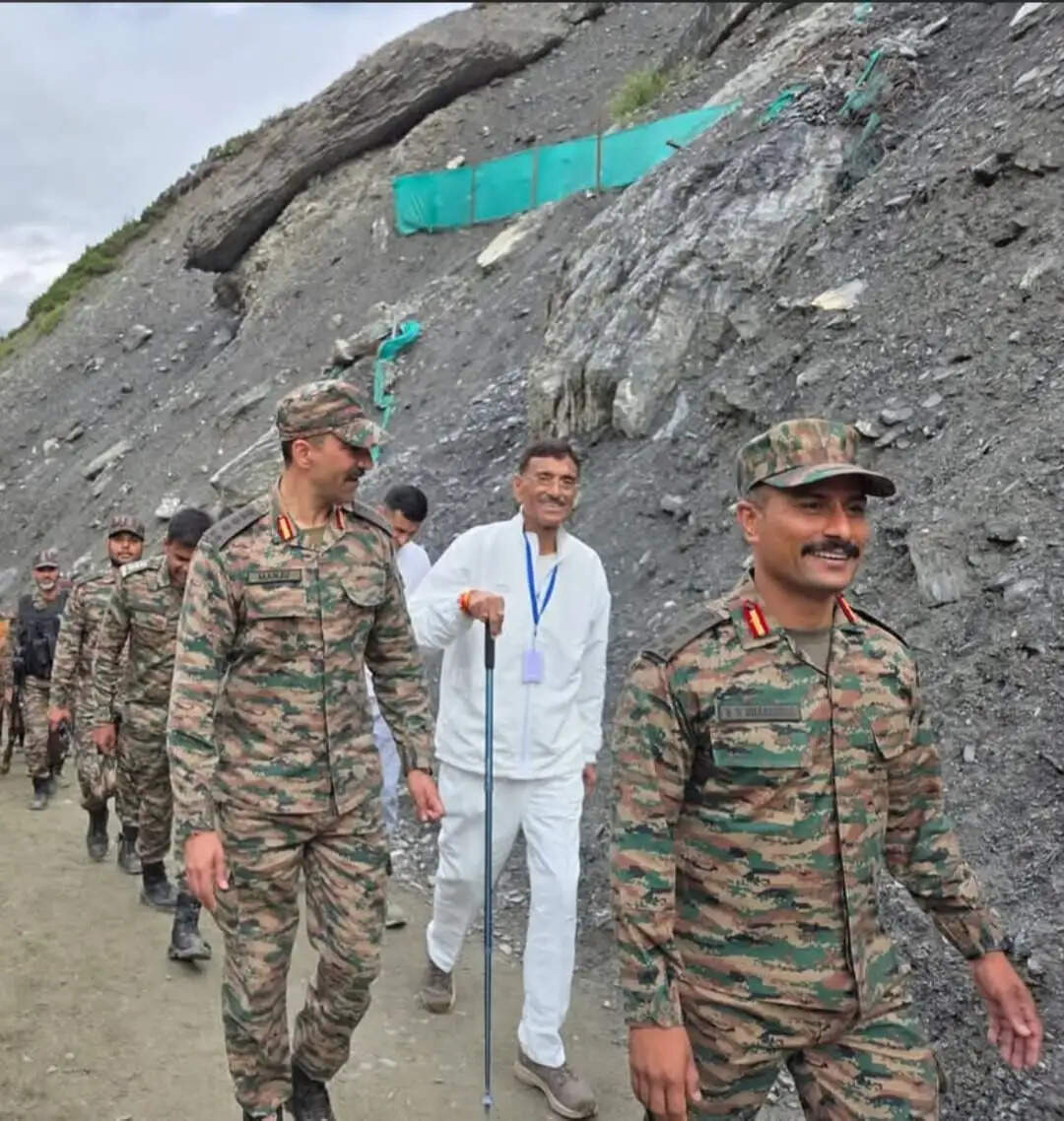रक्षा राज्य मंत्री सेठ 14 किमी की पैदल यात्रा कर पहुंचे अमरनाथ, की पूजा अर्चना