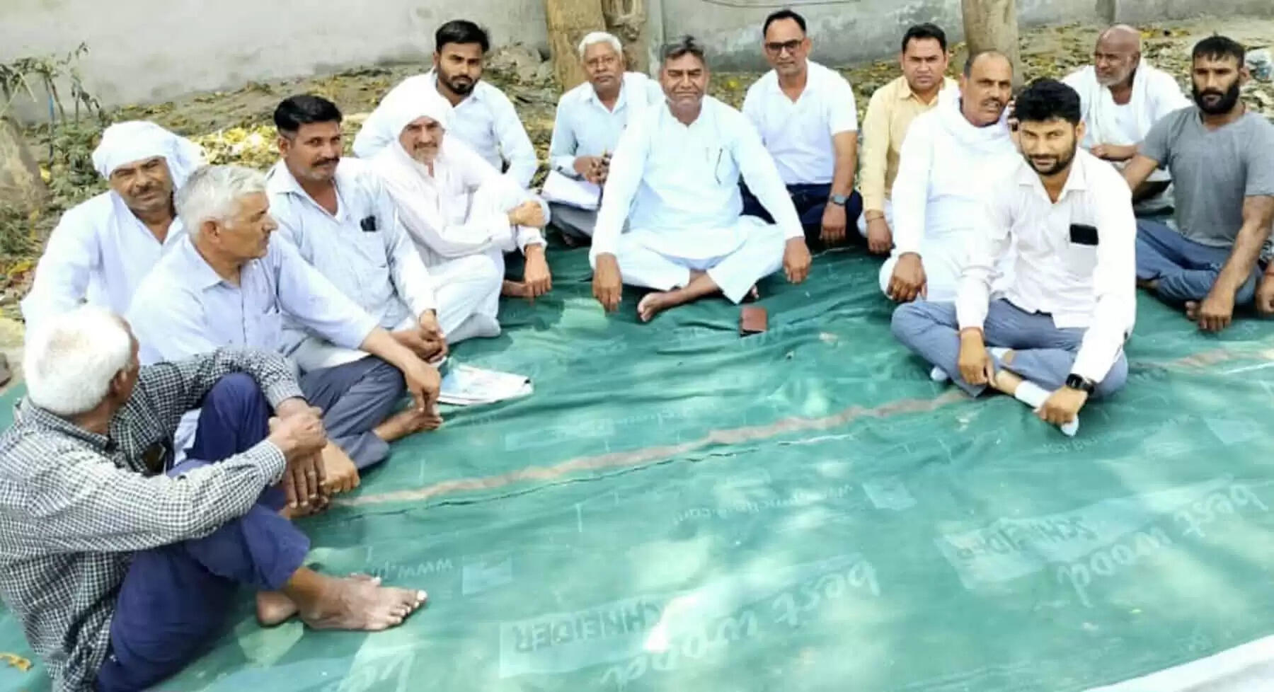 गुरुग्राम: एक दशक से जर्जर सडक़ पर घिसे वाहनों के टायर, लोगों की टूटी जूतियां