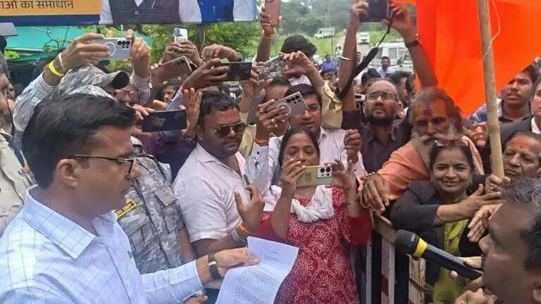 भोजशाला में नमाज की वैकल्पिक व्यवस्था पर विवाद, सकल हिंदू समाज ने जिला बंद कर कलेक्टर को सौंपा ज्ञापन