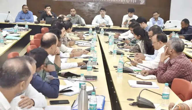 कलेक्टर ने की बाढ़ राहत शिविरों, क्षति सर्वेक्षण एवं स्वास्थ्य सुविधाओं की समीक्षा