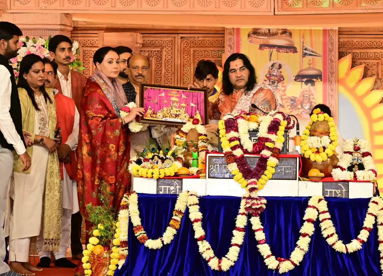 श्रीमद् भागवत कथा में उपमुख्यमंत्री दीया कुमारी ने लिया देवकीनन्दन ठाकुर का दिव्य आशीर्वाद