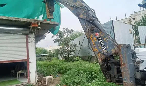 भोपाल में निगम की अतिक्रमण विरोधी कार्रवाई,&nbsp;&nbsp;दो अवैध बाउंड्रीवाल तोड़ीं
