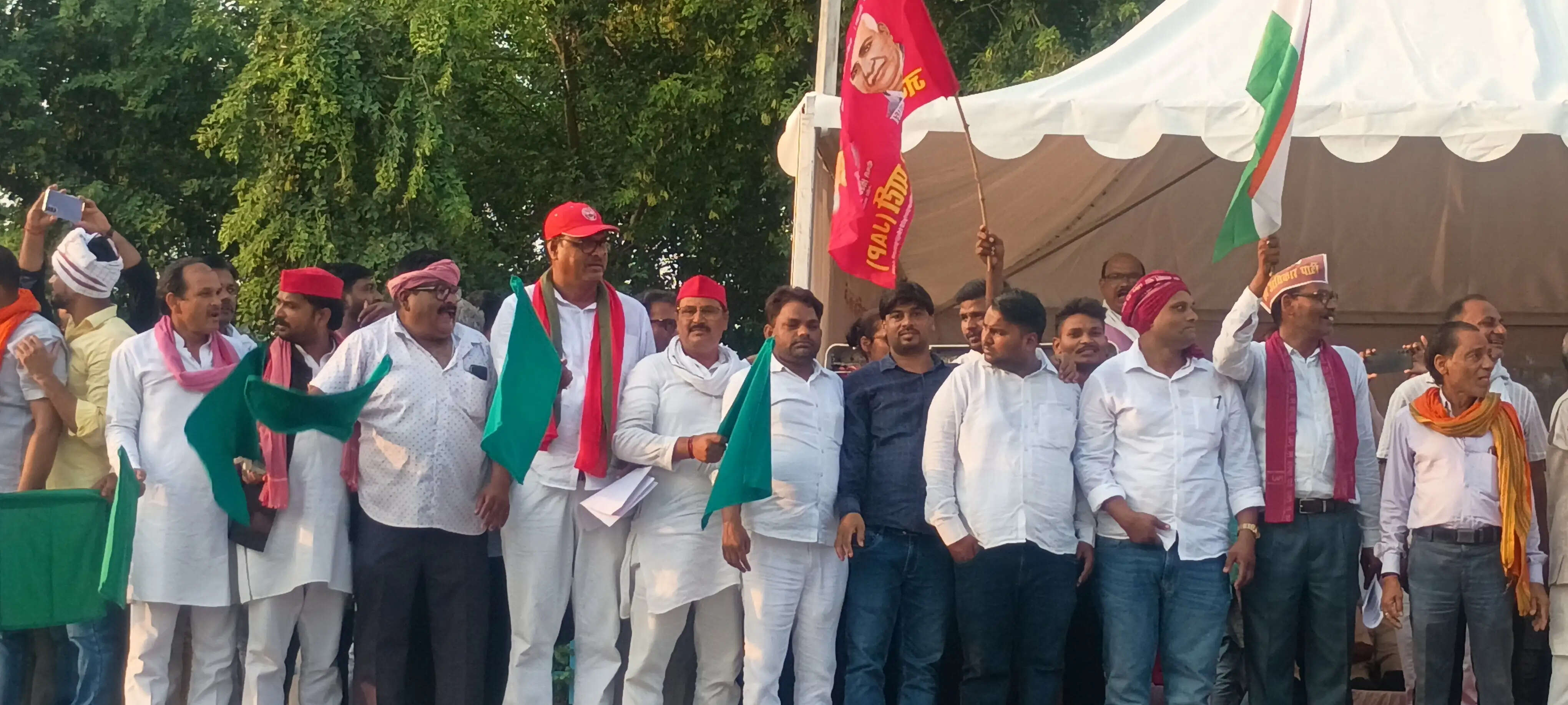पटना-कोटा एक्सप्रेस को सिटी स्टेशन से हरी झंडी दिखाकर मंत्री गिरीश चंद्र यादव ने किया रवाना