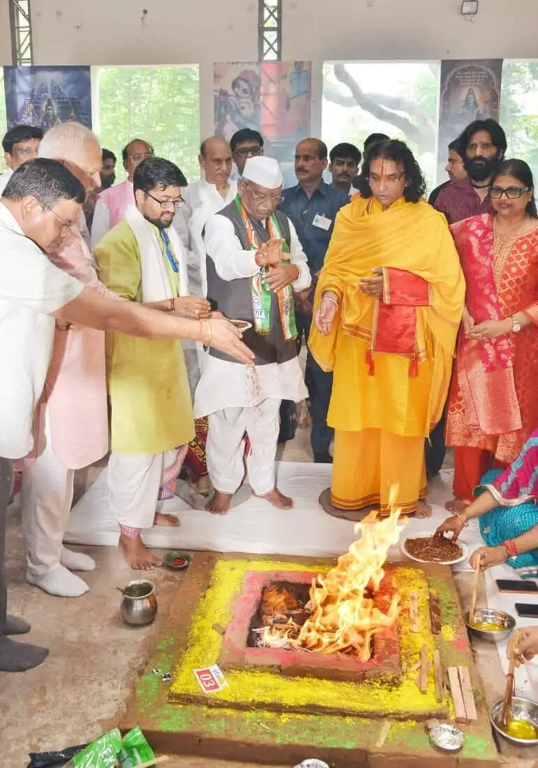 महारुद्र महायज्ञ में राज्यपाल ने की पार्थिव शिवपूजन व गौसेवा