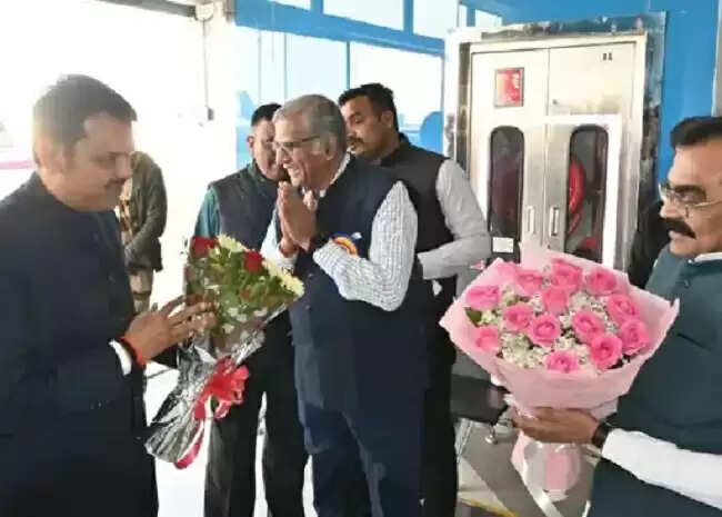 महाराष्ट्र के मुख्यमंत्री देवेंद्र फडणवीस जबलपुर पहुंचे, शिक्षण मंडल के शताब्दी कार्यक्रम में होंगे शामिल