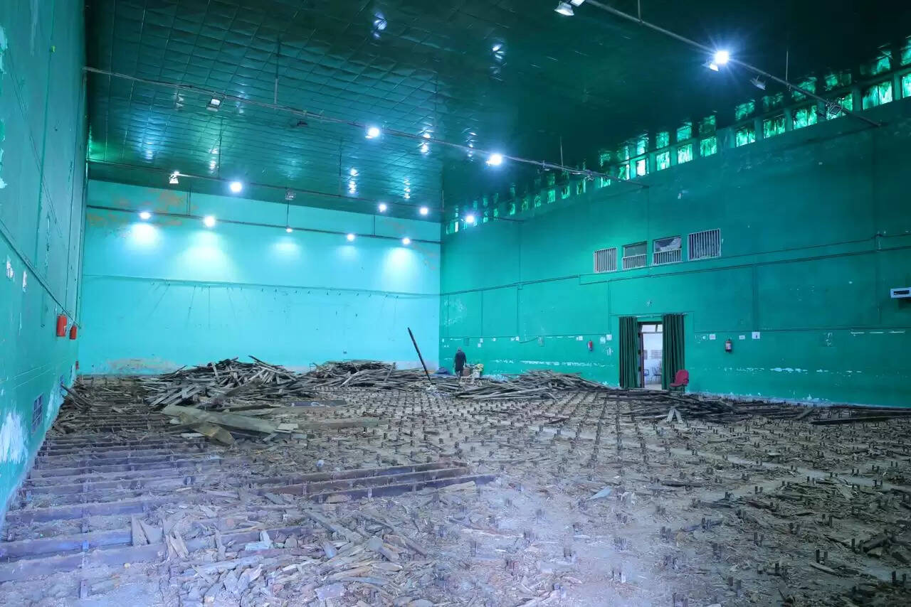 कण्डोलिया इंडोर स्टेडियम में बैडमिंटन कोर्ट के सुधारीकरण कार्य शुरू