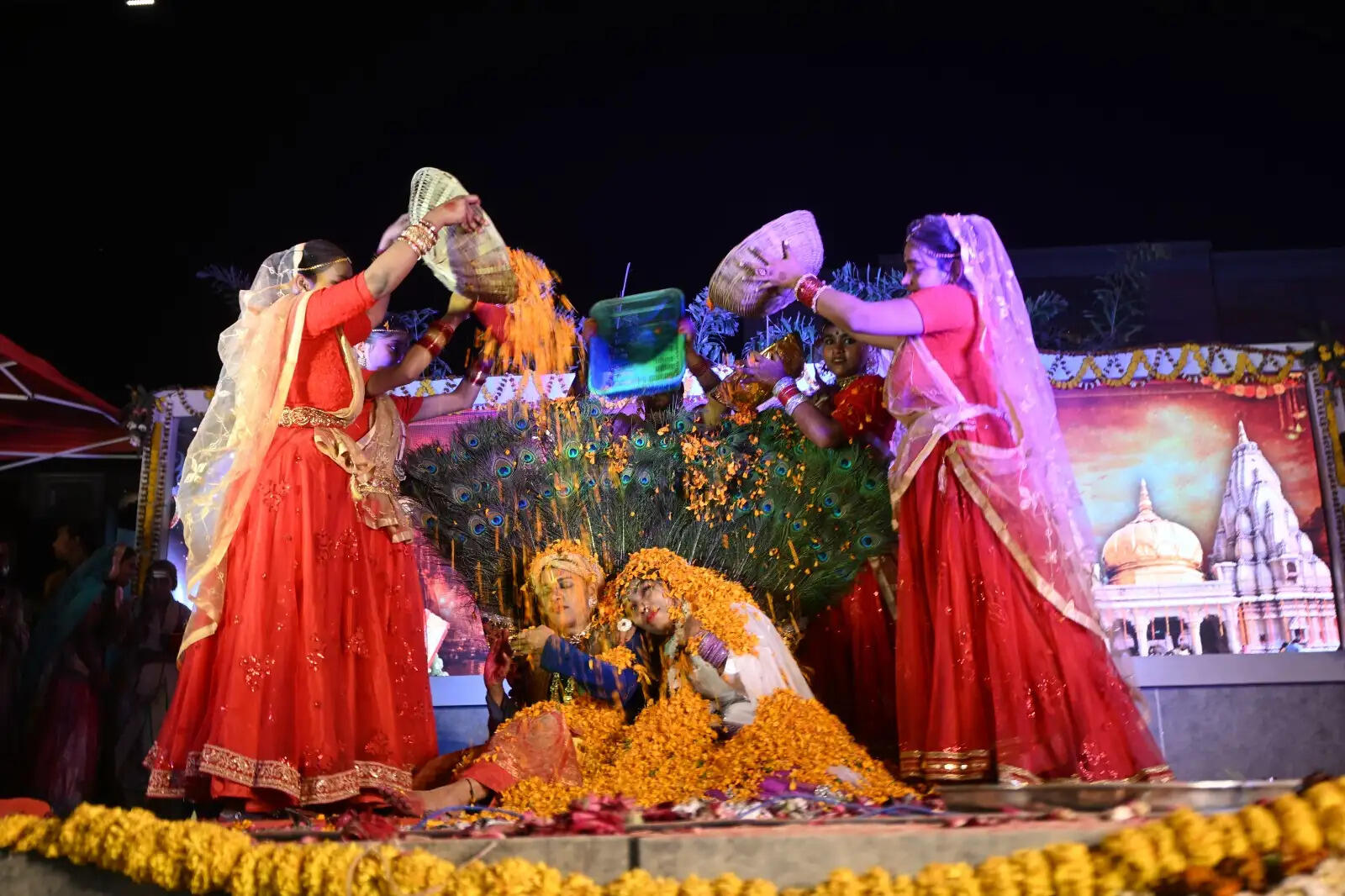 रंगभरी एकादशी: काशी विश्वनाथ धाम के ‘शिवार्चनम्’ मंच पर ब्रज के रसियारों ने खेली फूलों की होली