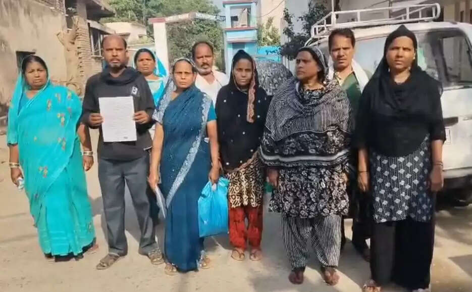 लापता बेटी के बरामदगी के लिए थाने में दिया आवेदन