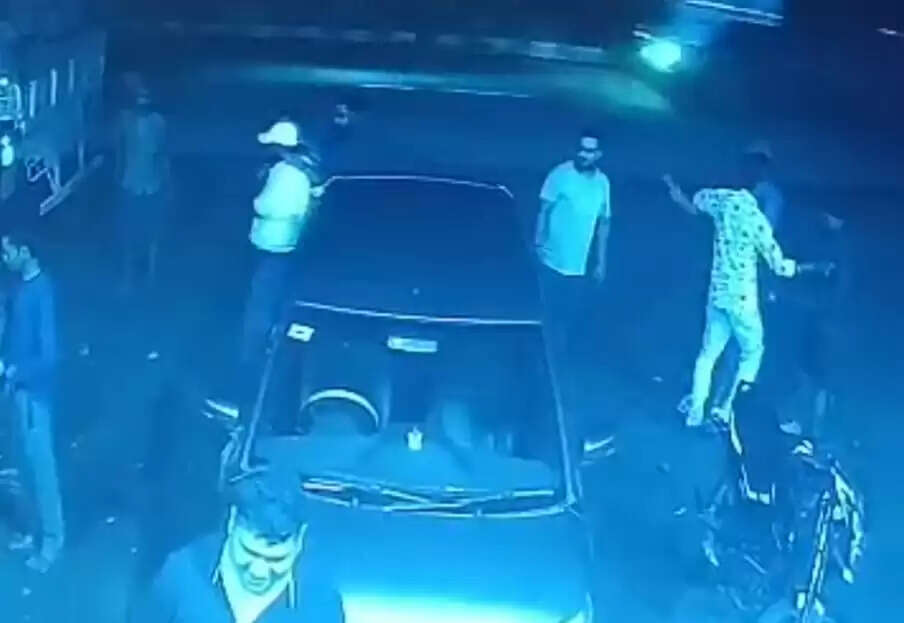 दो नेताओं के बीच हुए झगड़े में चमका हथियार