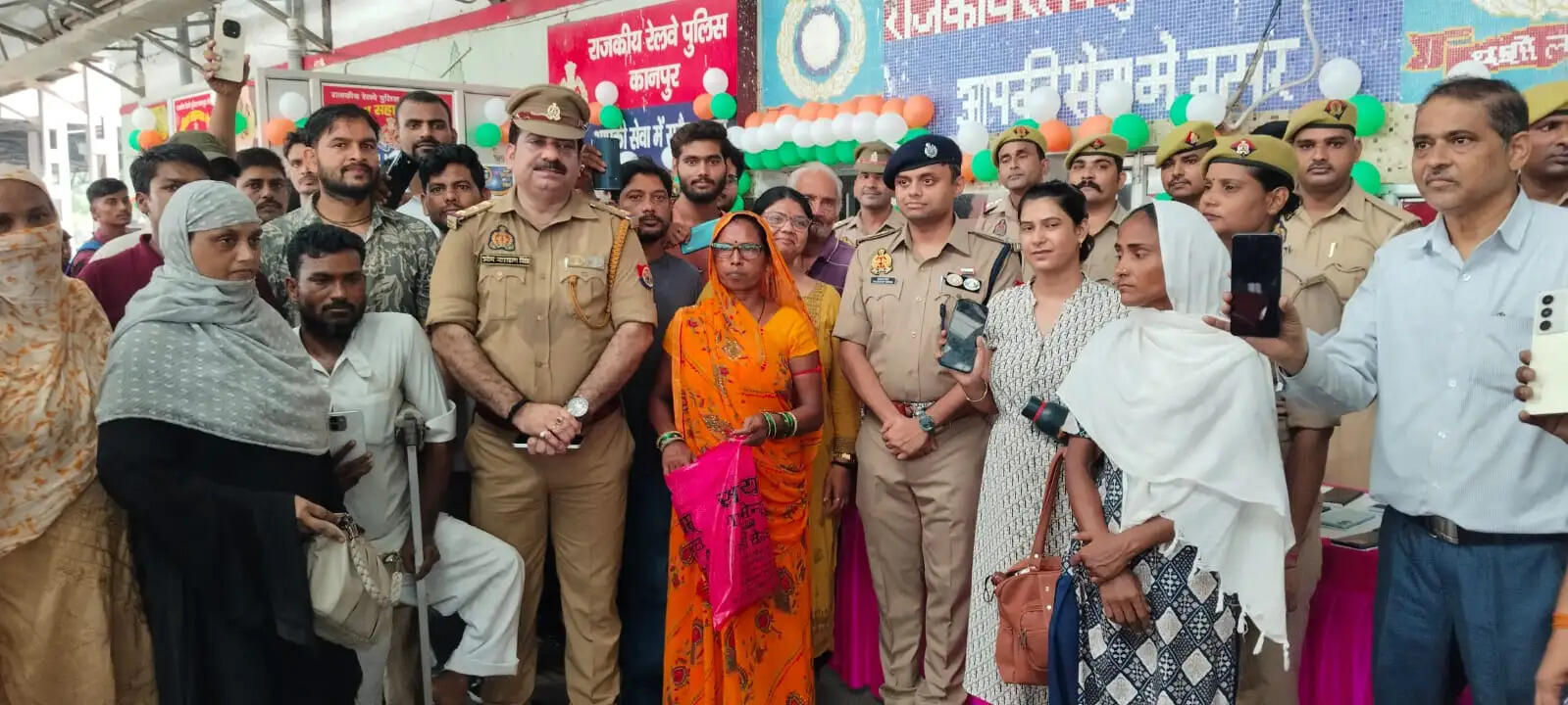 रेलवे ने लौटाए 611 गुम मोबाइल, तीन करोड़ के फोन पाकर खिले स्वामियाें के चेहरे
