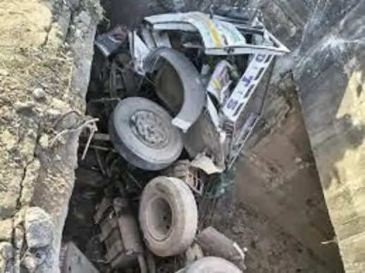 सतना:&nbsp;सरिया से लदा ट्रक अनियंत्रित होकर डिवाइडर तोड़ते हुए नहर में&nbsp;गिरा, तीन लोगों की मौत