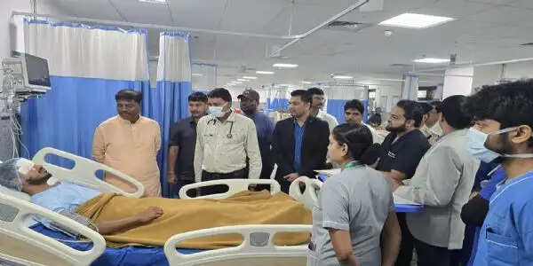 घायल जवानों से मिले वन मंत्री केदार कश्यप, कहा—सभी जवान कुशल, बेहतर उपचार के दिए निर्देश