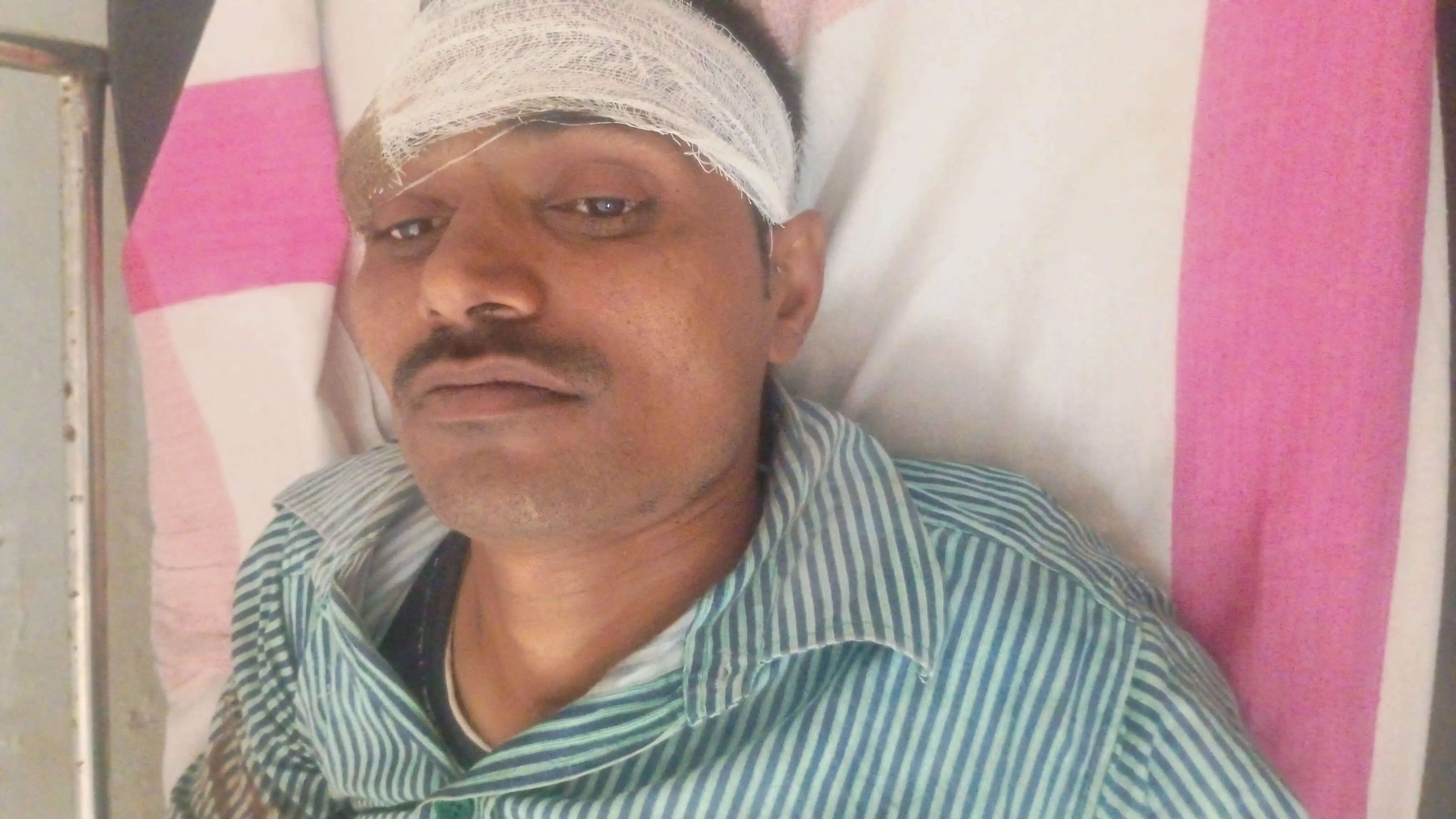 देवरिया में मरम्मत के समय हाईटेंशन लाइन में अचानक करंट आने से दो लाइनमैन झुलसे