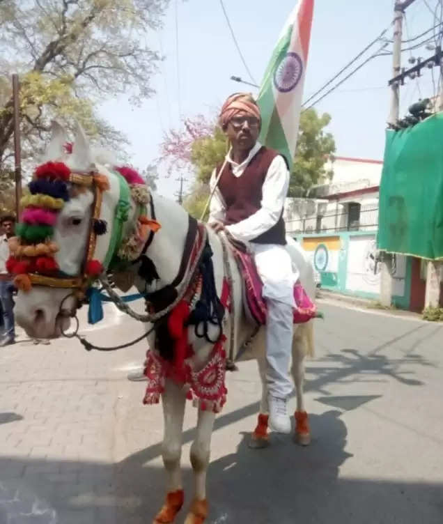 अजब-गजब : हाथ में तिरंगा लेकर युवक घोड़े से पहुंचा कलेक्ट्रेट,कहा- साहब मेरी जमीन बचा लो