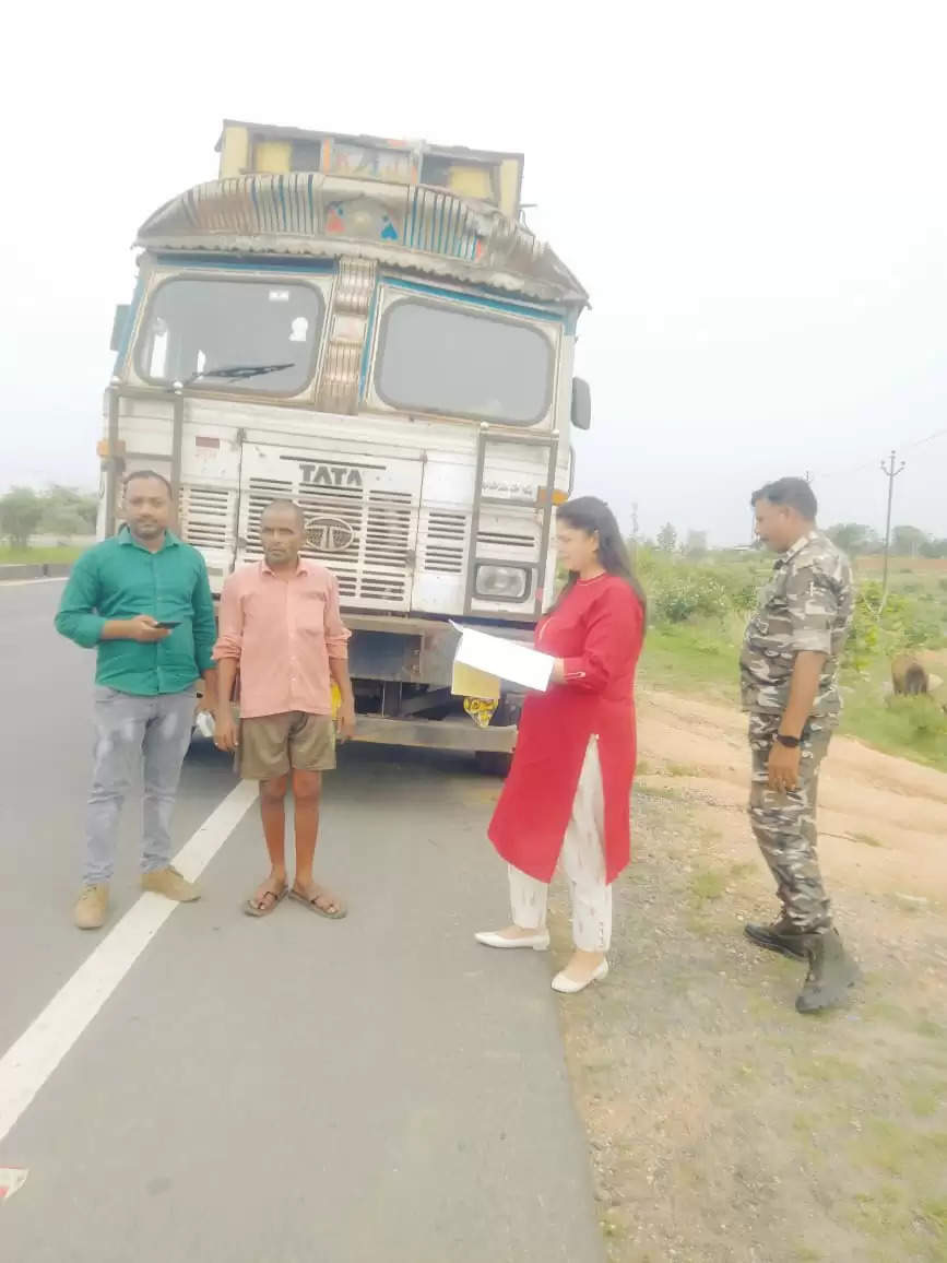 जांच के दौरान पकड़े गए 12 हैवी व्हीकल, 4.18 लाख का ठोका गया जुर्माना