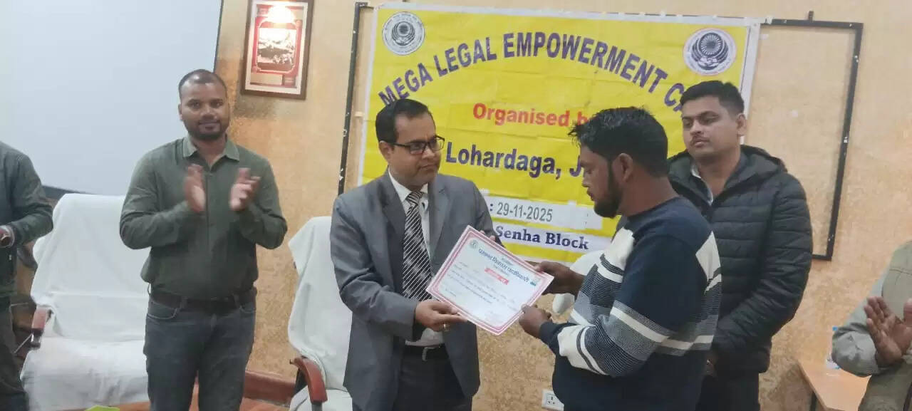 विधिक सेवा सशक्तिकरण शिविर में दी गई ग्रामीणों को कानून की जानकारी.