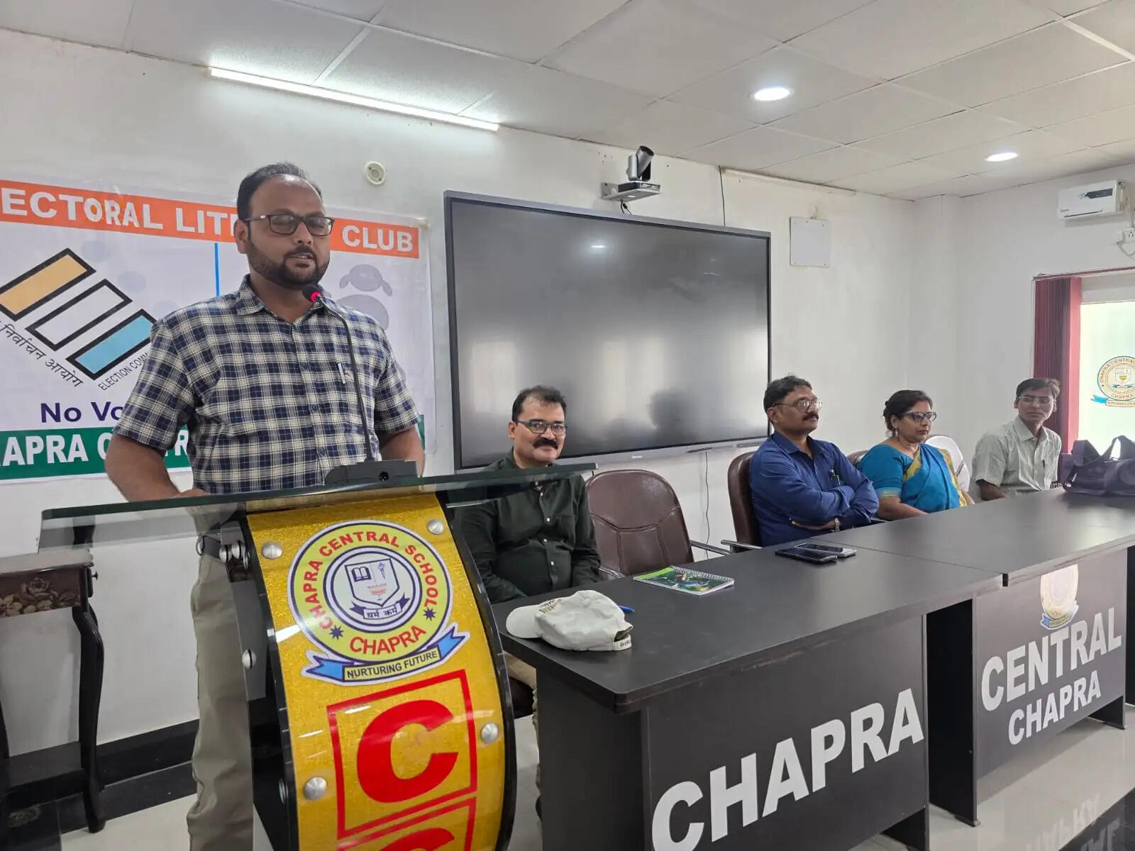 डिप्टी ईओ जावेद एकबाल ने छात्रों को लोकतंत्र और मतदान का पढ़ाया पाठ
