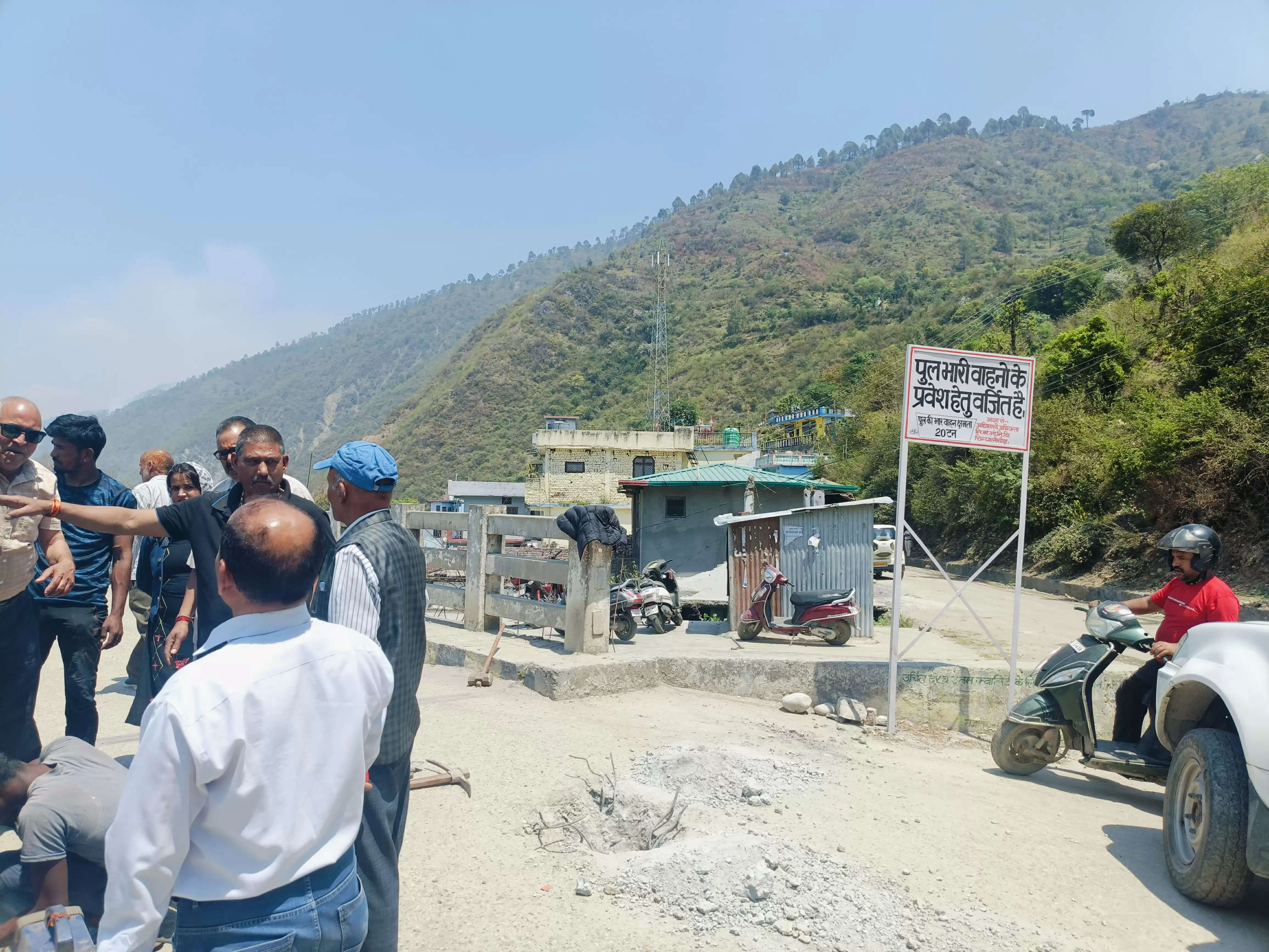 चिन्यालीसौड़ के आर्च ब्रिज पर भारी वाहनों पर लगी रोक, आम नागरिकों ने ली राहत की सांस