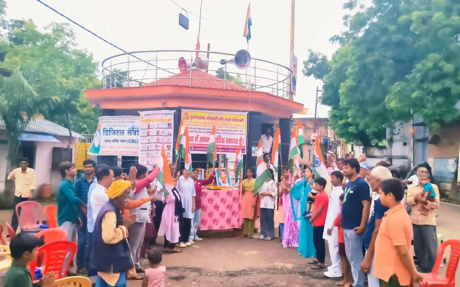 महिलाओं और दिव्यांगों ने मिलकर फहराया तिरंगा, दिया समानता का संदेश