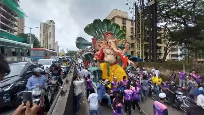 मुंबई के 2,729 सार्वजनिक पांडालों में विराजमान हुए भगवान गणेश, भक्ति भाव में डूबा महाराष्ट्र
