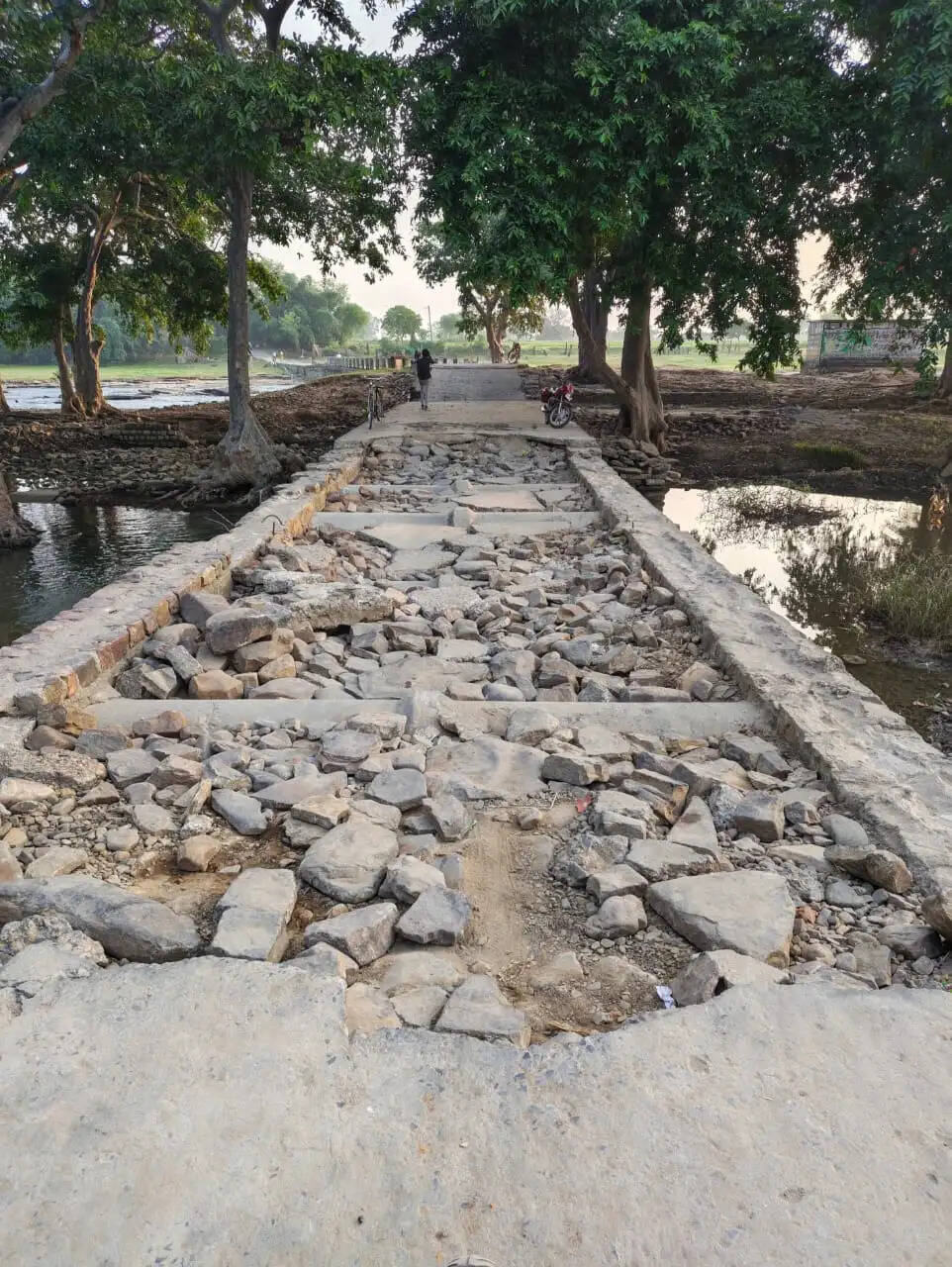अदवा नदी का रपटा टूटने से ग्रामीण और श्रद्धालु परेशान