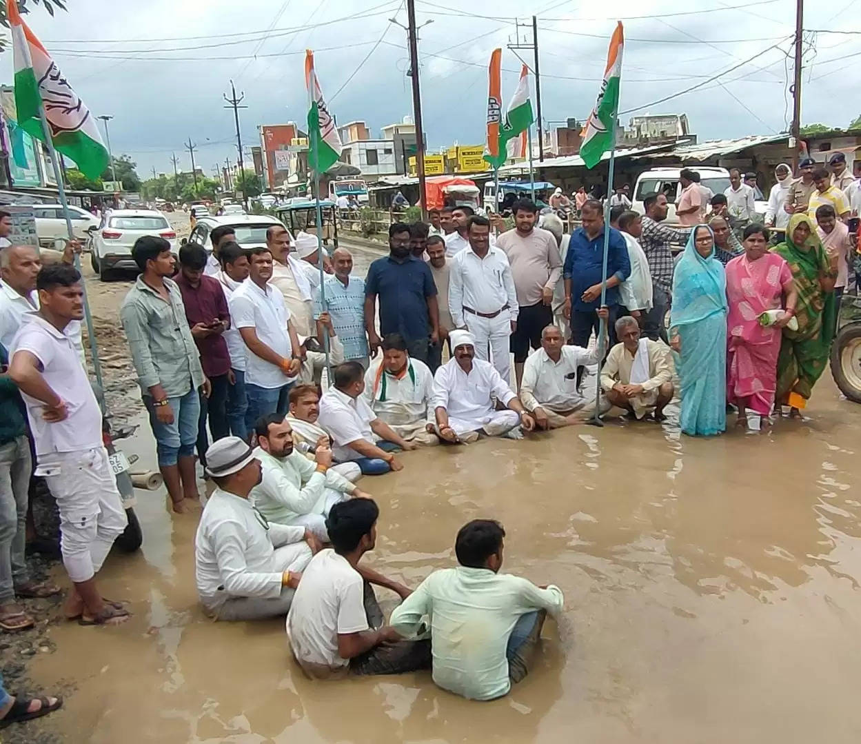 मुरैना: जल भराव की समस्या को लेकर कांग्रेसी धरने पर बैठे