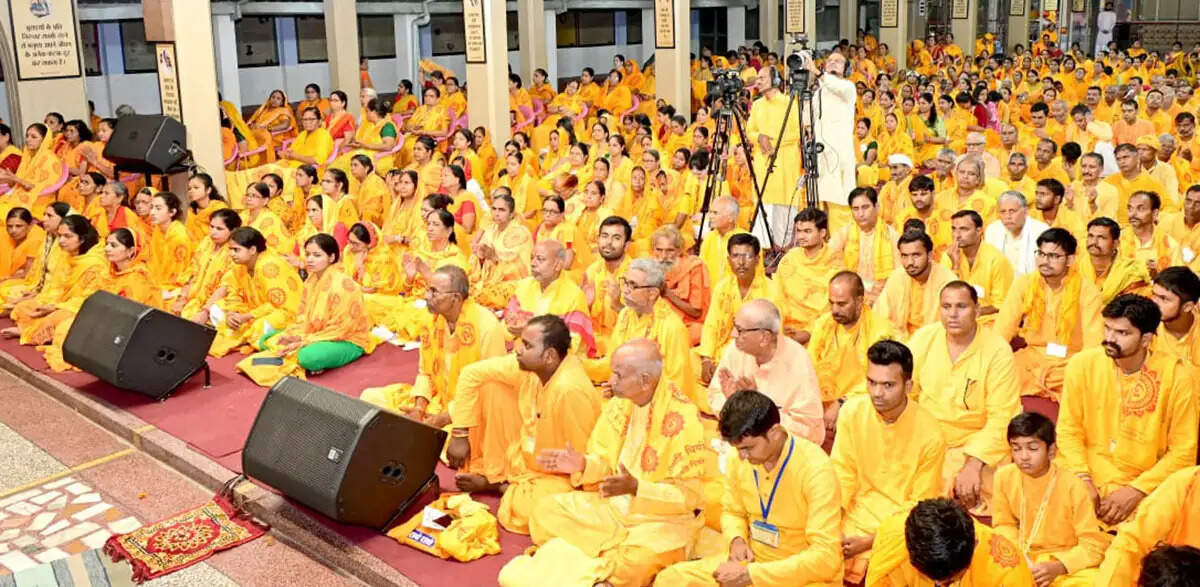 गुरुपूर्णिमा पर्व का शुभारंभ, शांतिकुंज पहुंचे हजारों गायत्री साधक