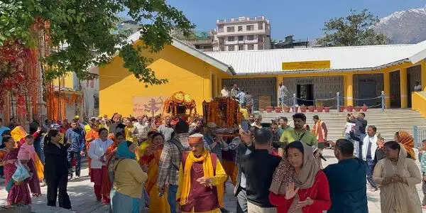 बदरीनाथ धाम के कपाट गुरुवार को खुलेंगे, पवित्र गद्दी और गरुड़ डोली रवाना