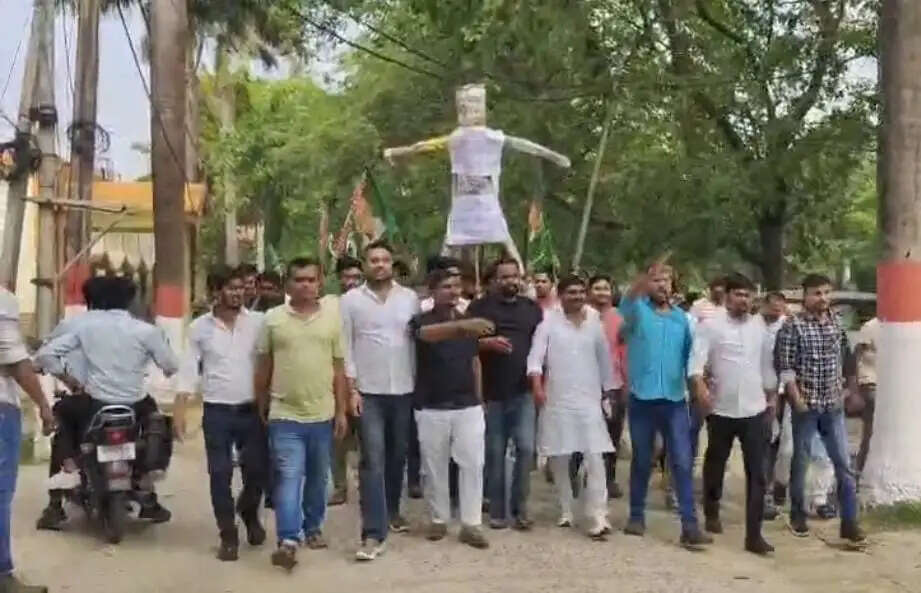 छात्र राजद का प्रदर्शन, जलाया प्रभारी कुलपति का पुतला