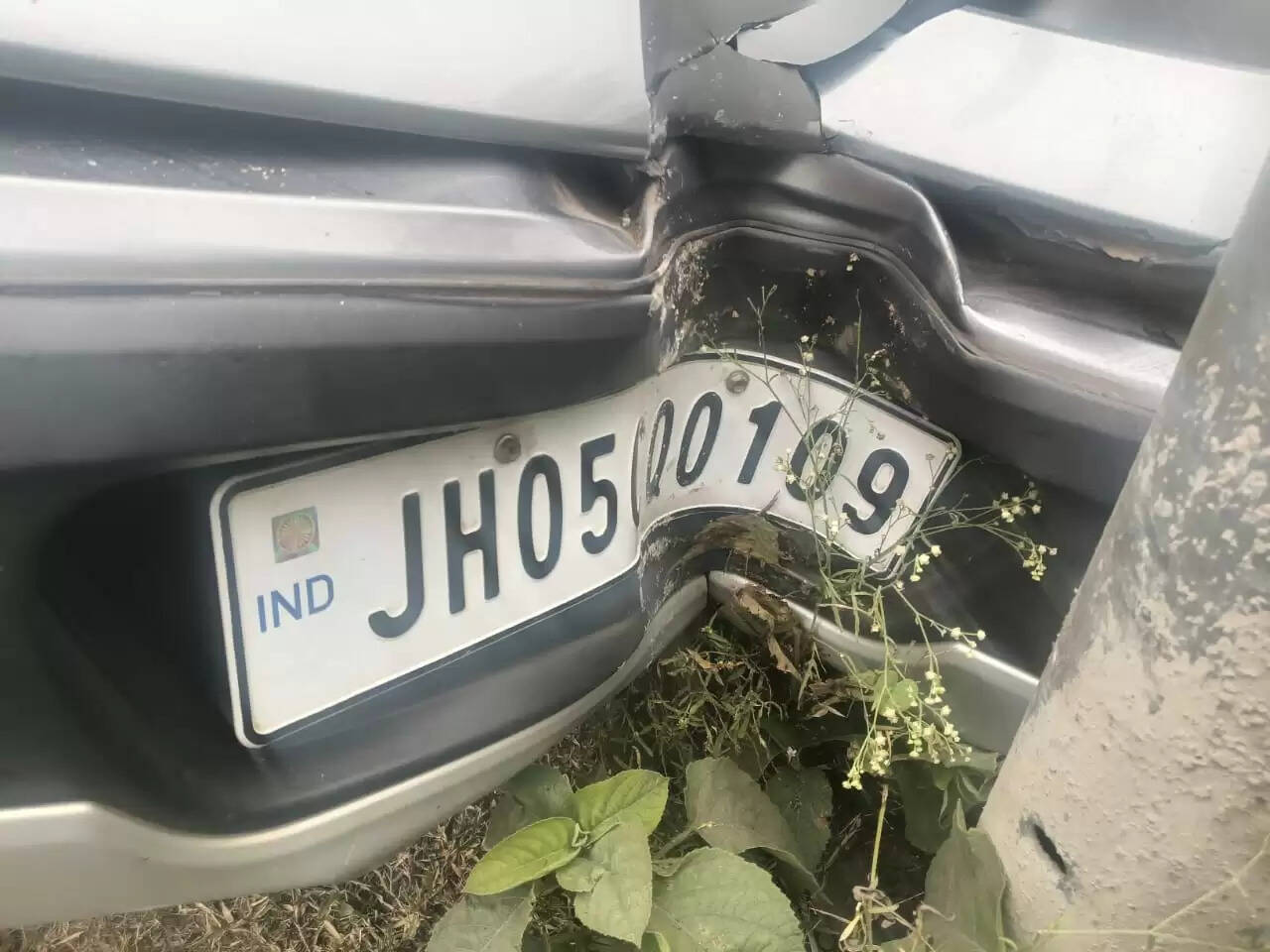 कार–ट्रक में टक्कर ,दो घायल