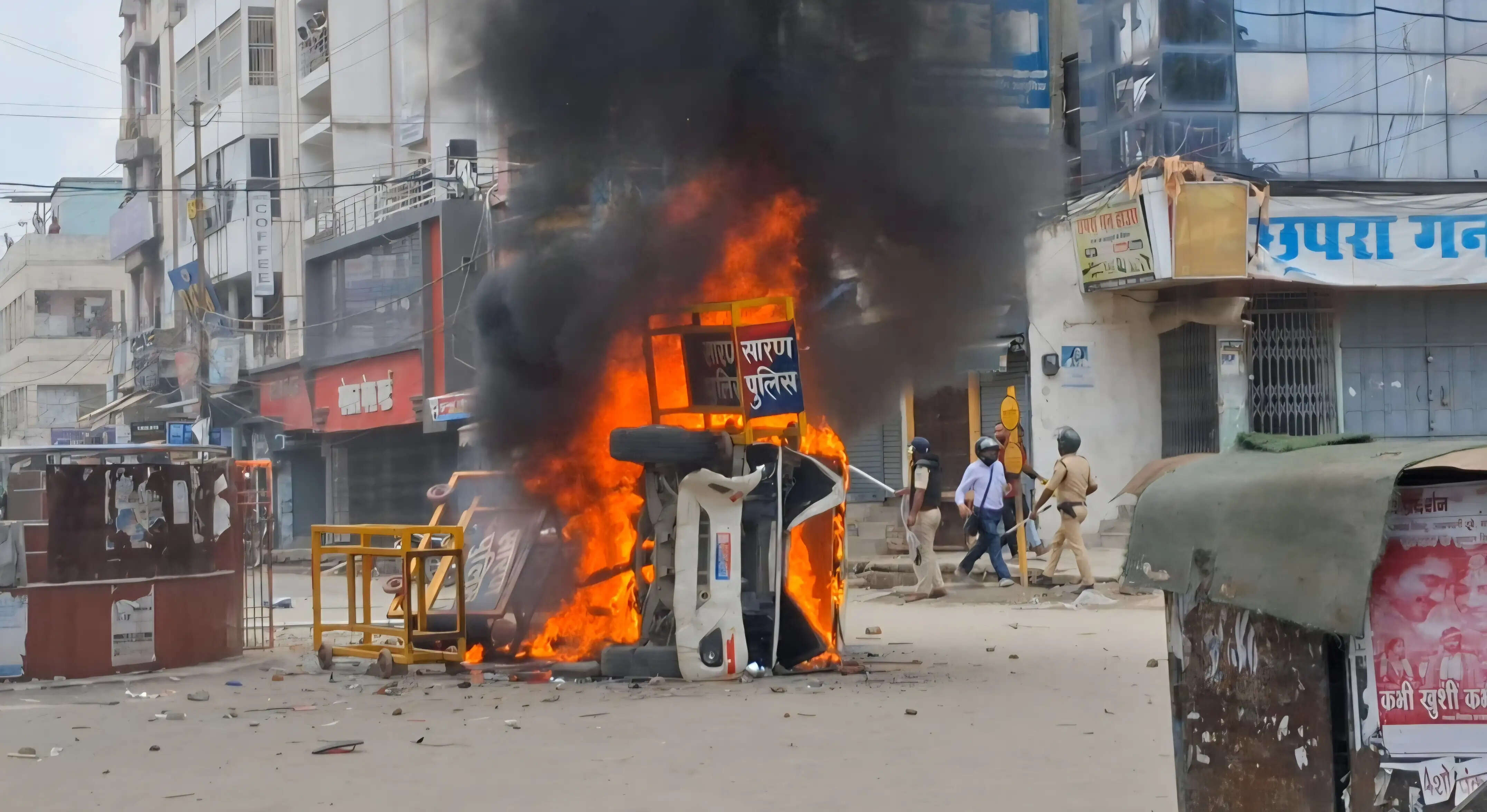 छपरा में बंद के दौरान प्रदर्शनकारियों ने पुलिस वाहन में लगाई आग, हिंसा और पथराव में 35 गिरफ्तार