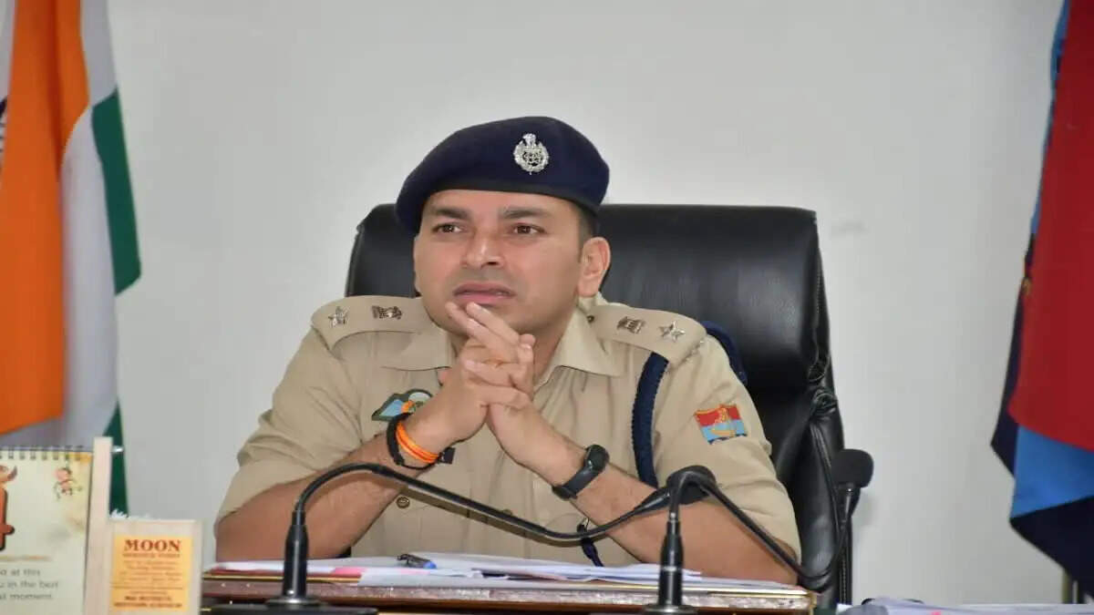 नैनीताल में महिला दारोगा समेत दो पुलिस कर्मी निलंबित