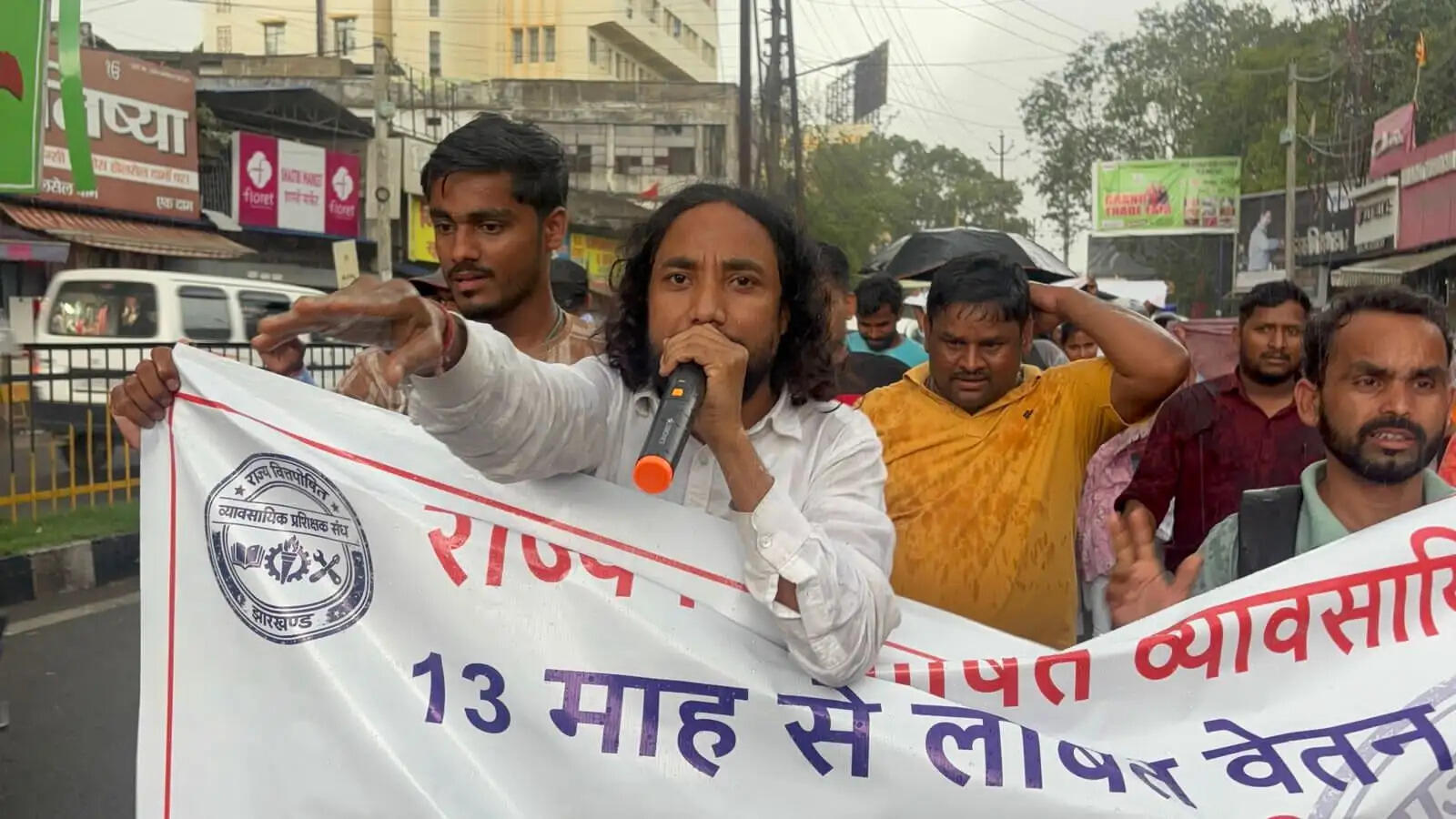 व्यवसायिक शिक्षकों ने मांगा बकाया मानदेय, समर्थन में सड़क पर उतरा जेएलकेएम