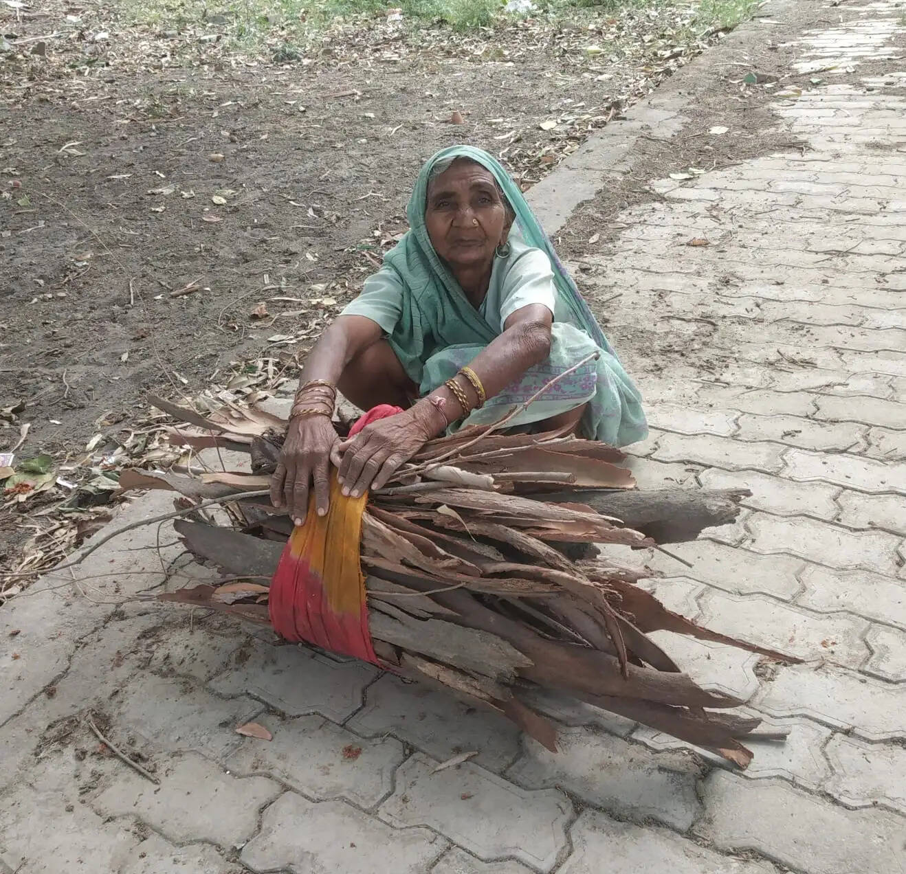 प्रधानमंत्री की अपील का असर: रसोई गैस की बचत के लिए गांवों में लौटी लकड़ी की परम्परा