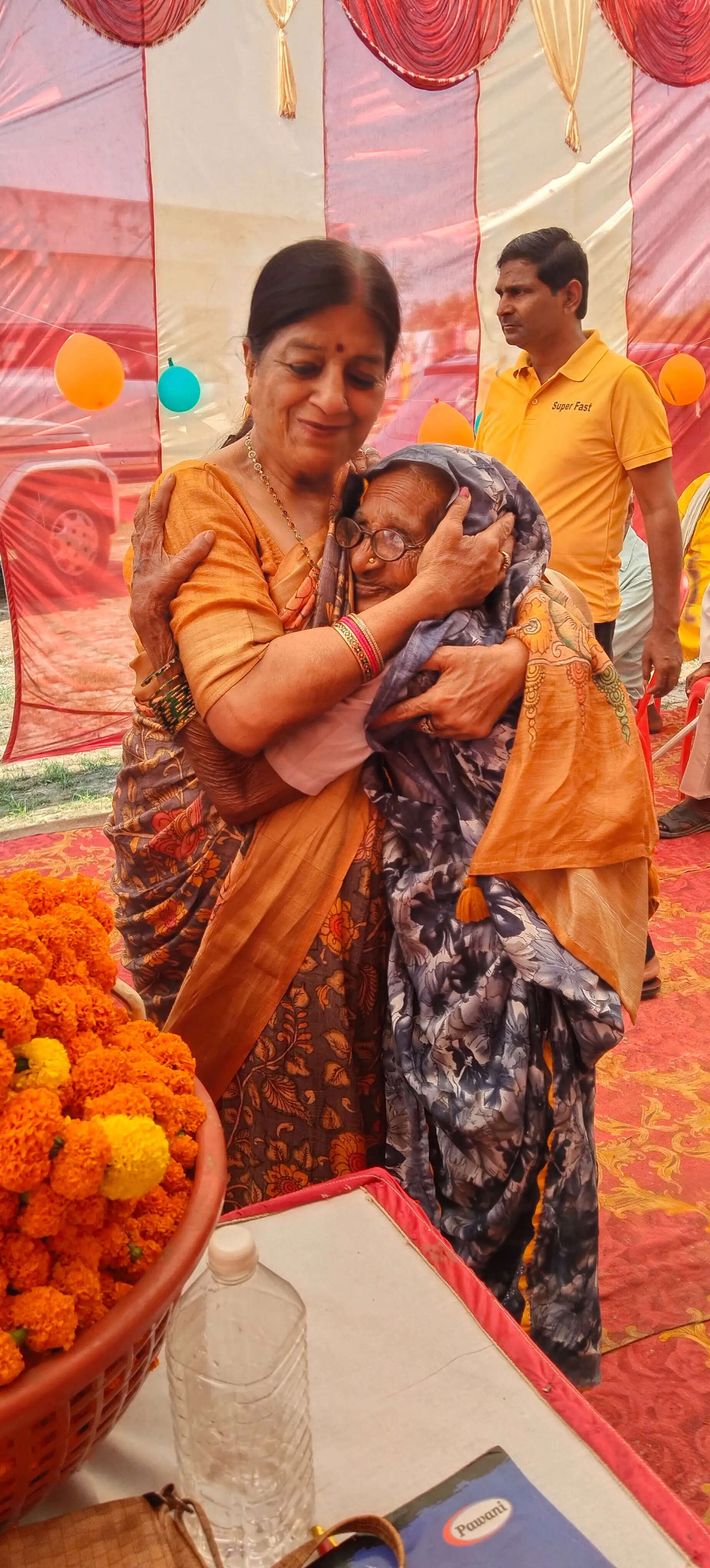 फर्रुखाबाद : अंतरराष्ट्रीय वृद्ध जन दिवस पर बच्चों ने वृद्धों की सेवा का लिया संकल्प